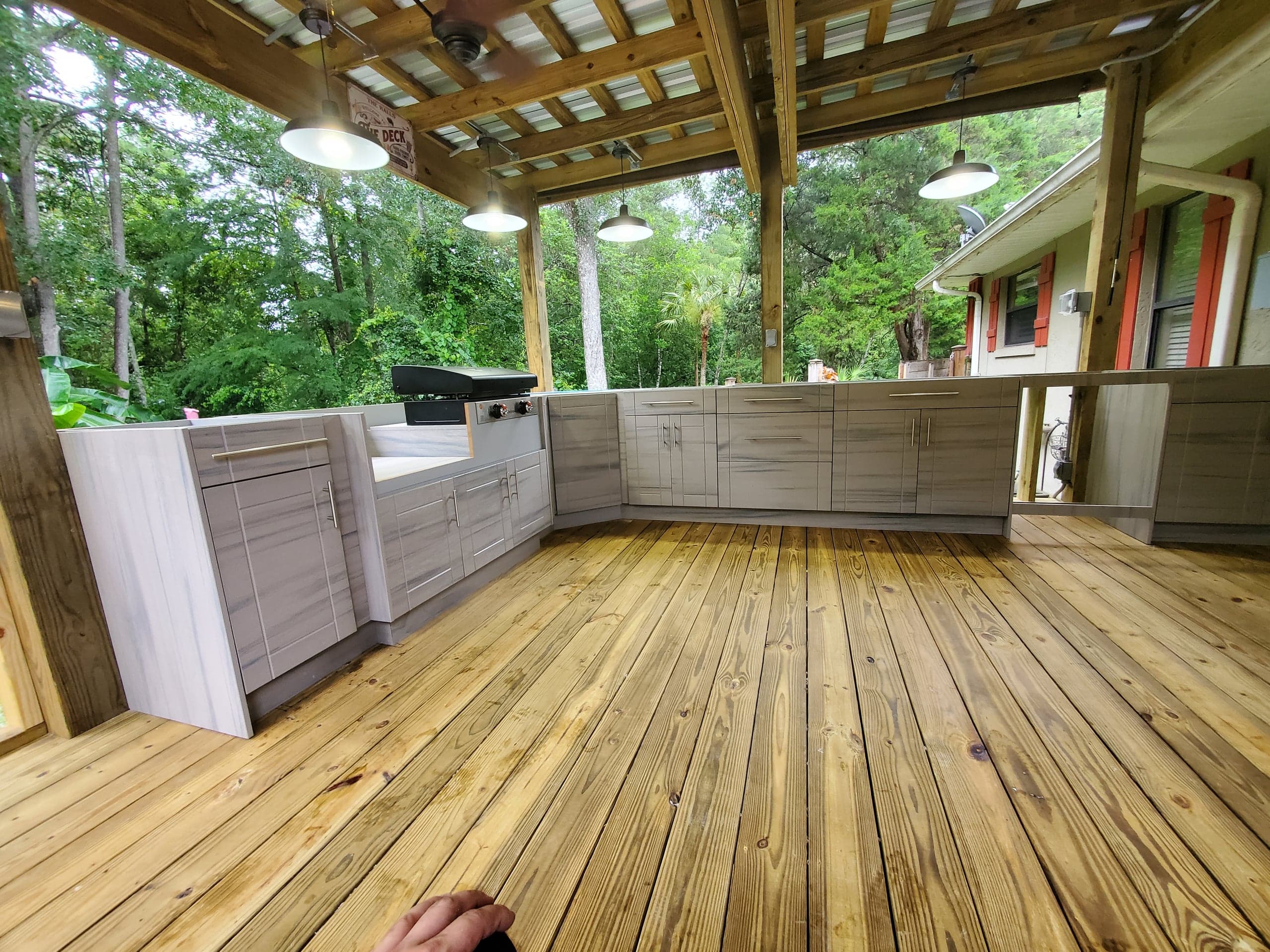 Deck de madera con cocina exterior