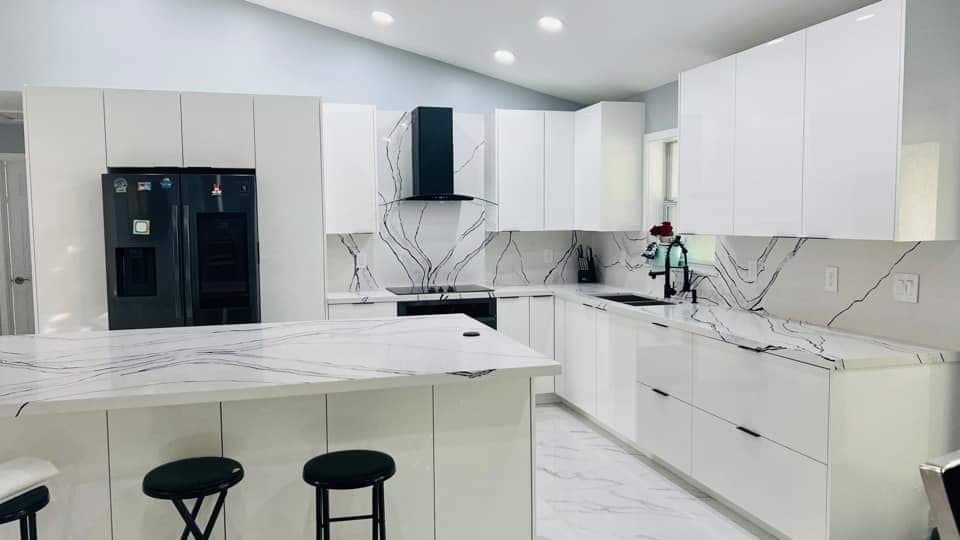 Cocina moderna blanca estilo Calacatta